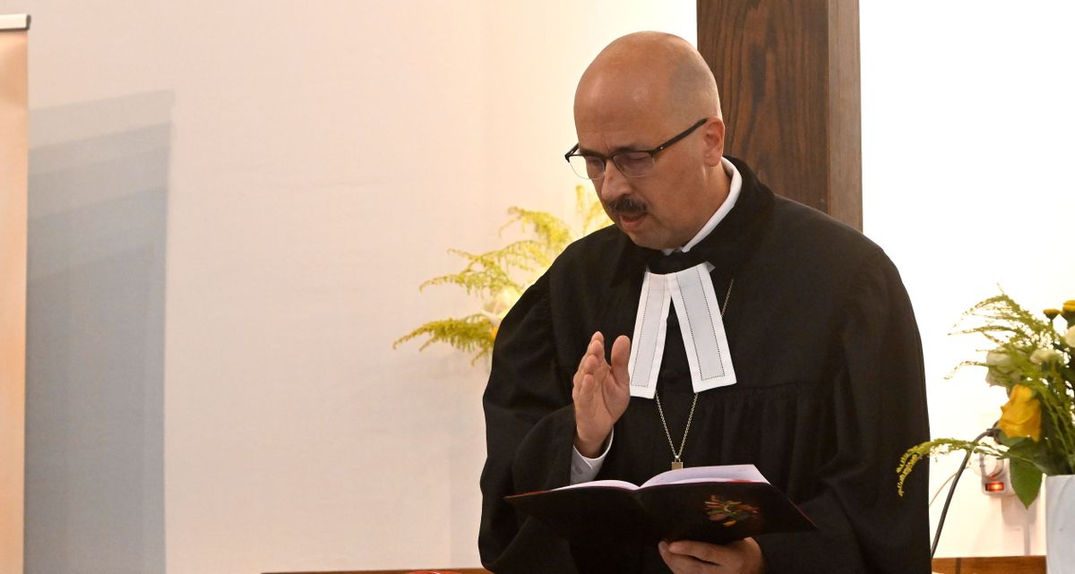 Budapest, 2024. augusztus 19.
Kondor Péter evangélikus püspök megáldja a kenyeret az államalapítás ünnepének előestéjén tartott ökumenikus istentiszteleten a budavári evangélikus templomban 2024. augusztus 19-én.
MTI/Lakatos Peter