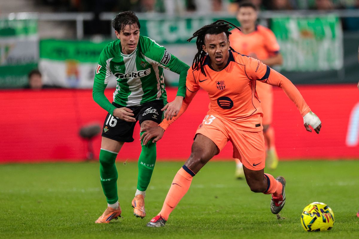 Jules Koundé a Betis ellen is a Barcelona-védelem jobb oldalán játszott, s a Frankfurt elleni BL-meccs előtt cáfolta, hogy Ronald Araújo helyére pályázna