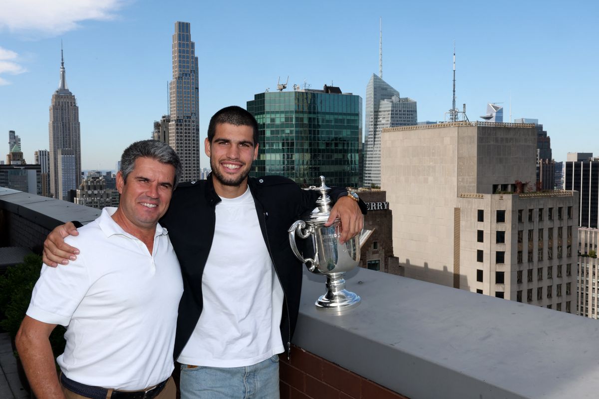 NEW YORK, NEW YORK - SEPTEMBER 08: US Open 2025 Champion Carlos Alcaraz of Spain poses for a photo with his father Carlos Alcaraz Gonzalez on the roof of the Lotte New York Palace Hotel with the Men's Singles trophy following his victory over Jannik Sinner of Italy in the Men's Singles Final on September 08, 2025 in New York City. Clive Brunskill/Getty Images/AFP (Photo by CLIVE BRUNSKILL / GETTY IMAGES NORTH AMERICA / Getty Images via AFP)