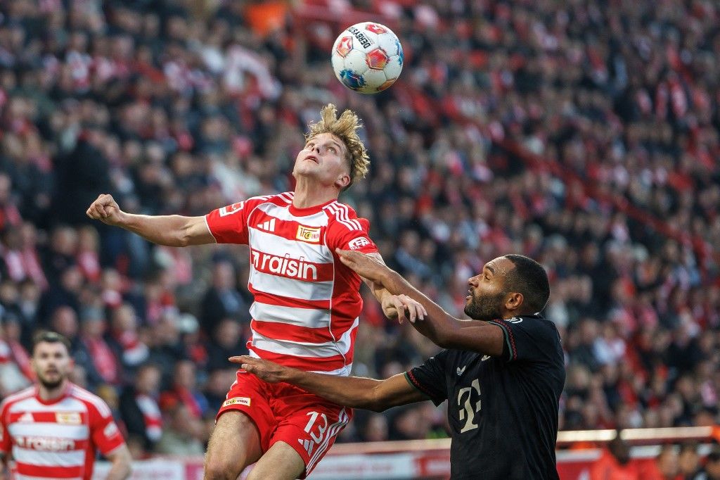 Schäfer András két emelettel Jonathan Tah fölött az Union Berlin-Bayern München Bundesliga-mérkőzésen. A két csapat most a Német Kupáért csap össze