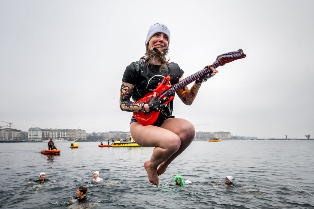 Svájc - Rockernek öltözött úszó ugrik a Genfi-tóba a 87. Karácsonyi Kupa úszóversenyén 