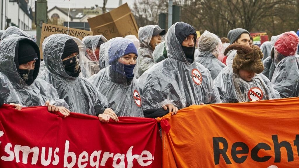A szélsőbaloldal tömegesen korlátozta a sajtószabadságot az AfD-ellenes tüntetéseken