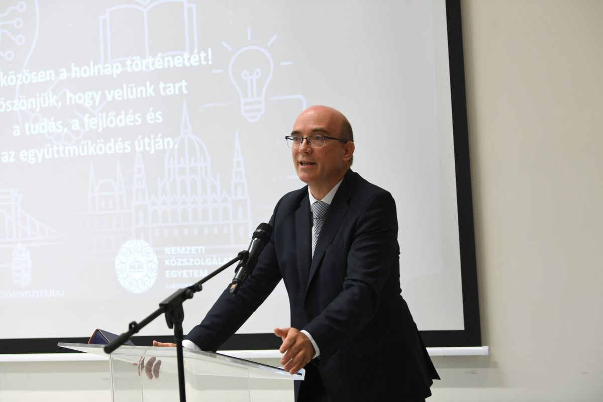 Budapest, 2025. október 21.
Maruzsa Zoltán, a Belügyminisztérium köznevelésért felelős államtitkára beszédet mond a Mesterséges intelligencia az oktatás szolgálatában című szakmai konferencián a Nemzeti Közszolgálati Egyetemen 2025. október 21-én.
MTI/Kovács Attila