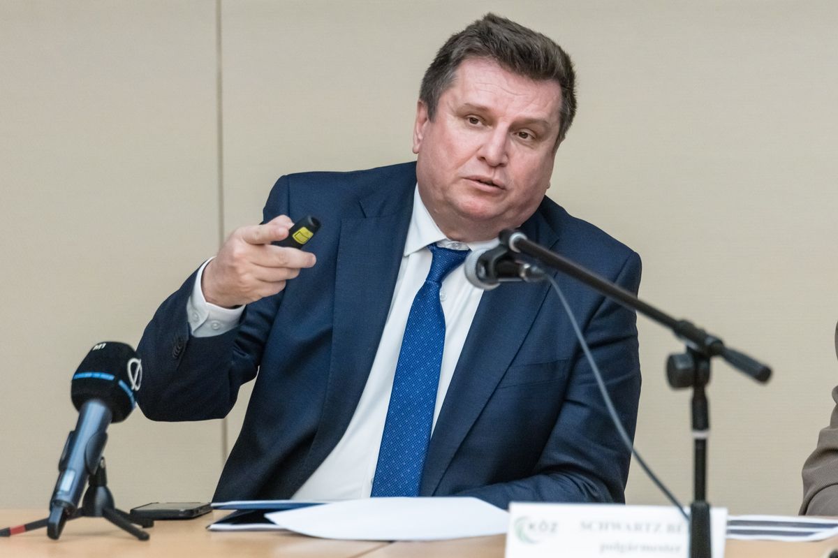 Ajka, 2025. november 5.
Nyul Zoltán, az Építési és Közlekedési Minisztérium magasépítésért felelős helyettes államtitkára beszédet mond Ajka önkormányzati képviselőtestületének ülésen a városháza tanácstermében 2025. november 5-én. Megújul Ajka belvárosa, a város folyója, valamint a Torna-patak környéke egy mintegy hatmilliárd forintos beruházásnak köszönhetően várhatóan 2028 nyarára.
MTI/Katona Tibor