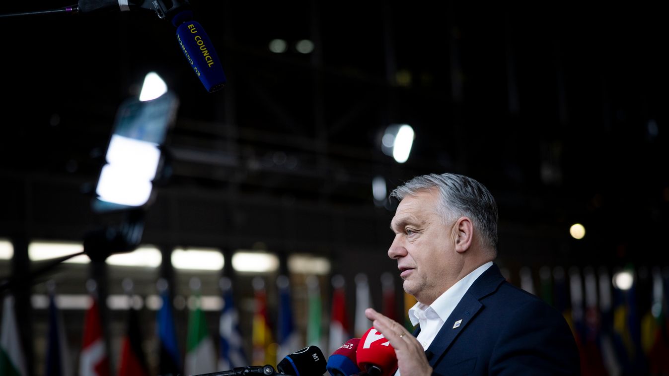 A Miniszterelnöki Kommunikációs Főosztály által közreadott képen Orbán Viktor miniszterelnök nyilatkozik a sajtó képviselőinek az uniós tagállamok csúcstalálkozója után Brüsszelben 2025. december 19-én hajnalban (Fotó: MTI/Miniszterelnöki Kommunikációs Fő