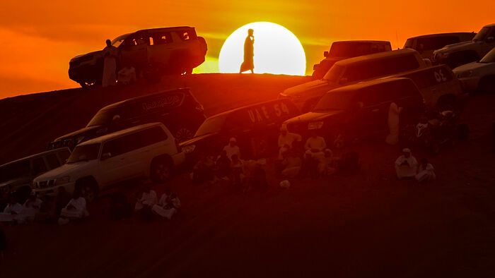 Naplemente Umm al-Kuvein sivatagában az Egyesült Arab Emírségekben