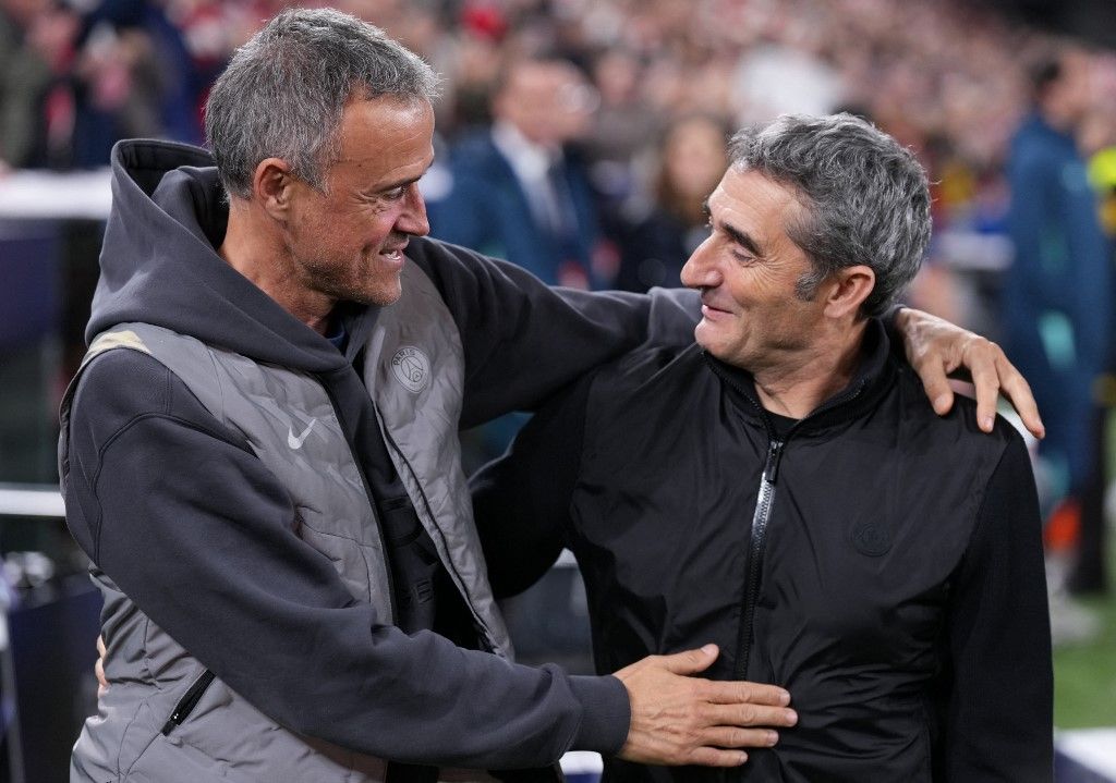 Luis Enrique (balra) és Ernesto Valverde nagy találkozása a kezdőrúgás előtt