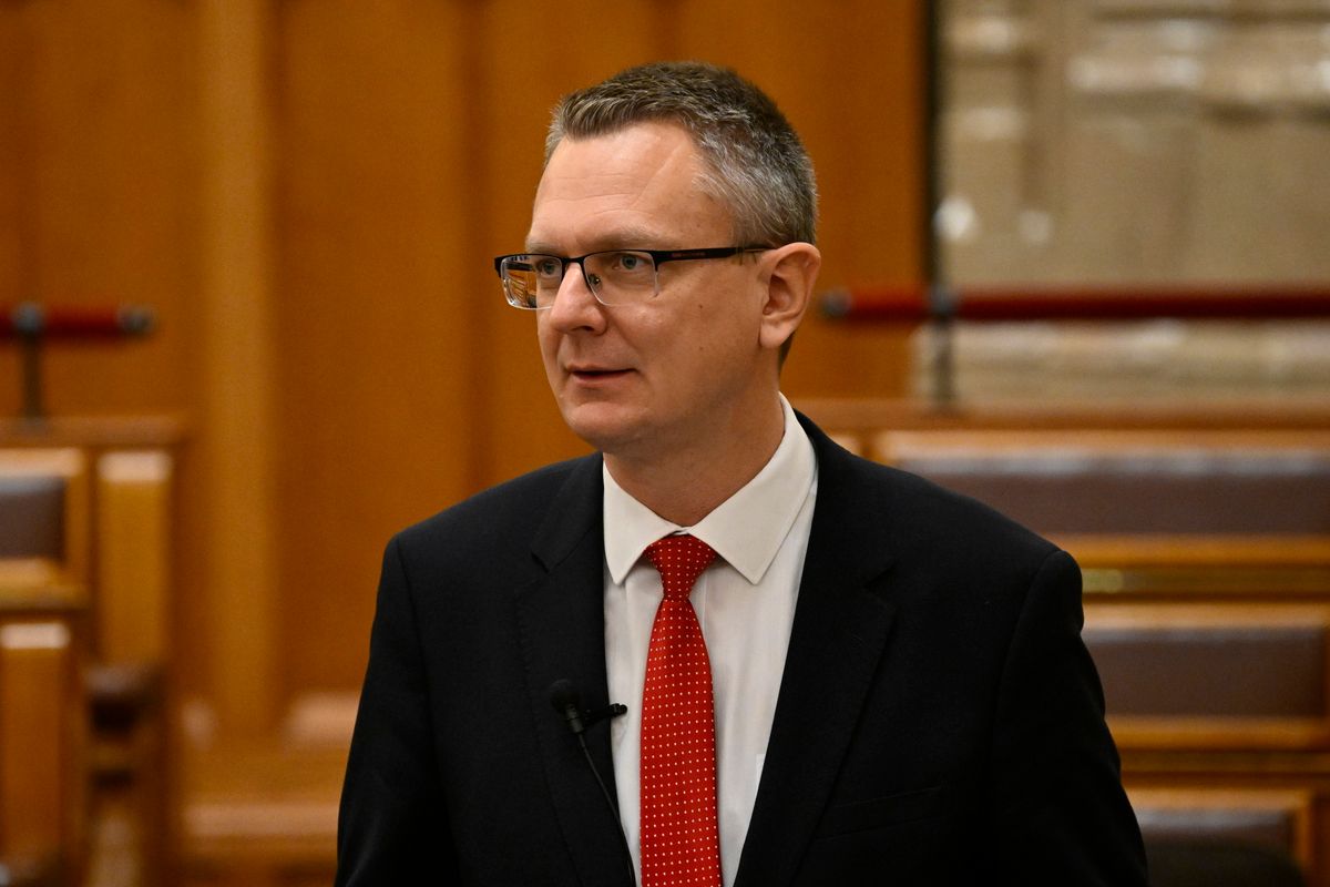 Budapest, 2025. november 20.
Rétvári Bence, a Belügyminisztérium parlamenti államtitkára, a napirendi pont előterjesztője felszólal a Magyarország kormánya és a Szerb Köztársaság kormánya között a közúti, a vasúti és a vízi határforgalom ellenőrzéséről szóló megállapodás kihirdetéséről szóló vitában az Országgyűlés plenáris ülésén 2025. november 20-án.
MTI/Bodnár Boglárka