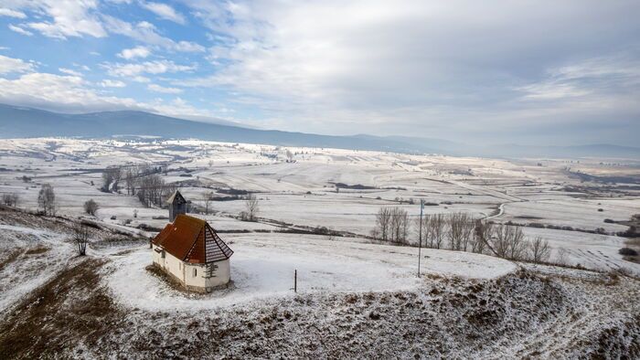 Erdély - Drónnal készített képen a Szent Jakab és Fülöp kápolna a székelyföldi Csíkrákos határában