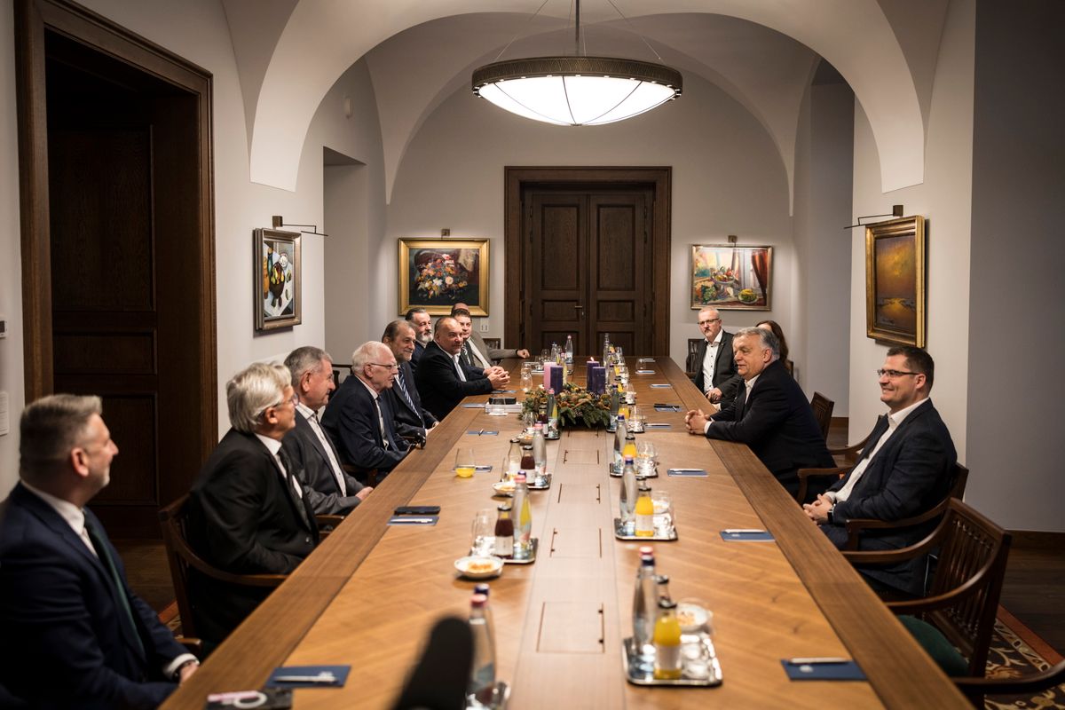 Budapest, 2025. december 5.
A Miniszterelnöki Kommunikációs Főosztály által közreadott képen Orbán Viktor miniszterelnök (j2) evangéliumi és neoprotestáns keresztény vezetőket fogad a Karmelita kolostorban 2025. december 5-én. Mellette Nagy János, a Miniszterelnöki Irodát vezető államtitkár (j).
MTI/Miniszterelnöki Kommunikációs Főosztály/Kaiser Ákos