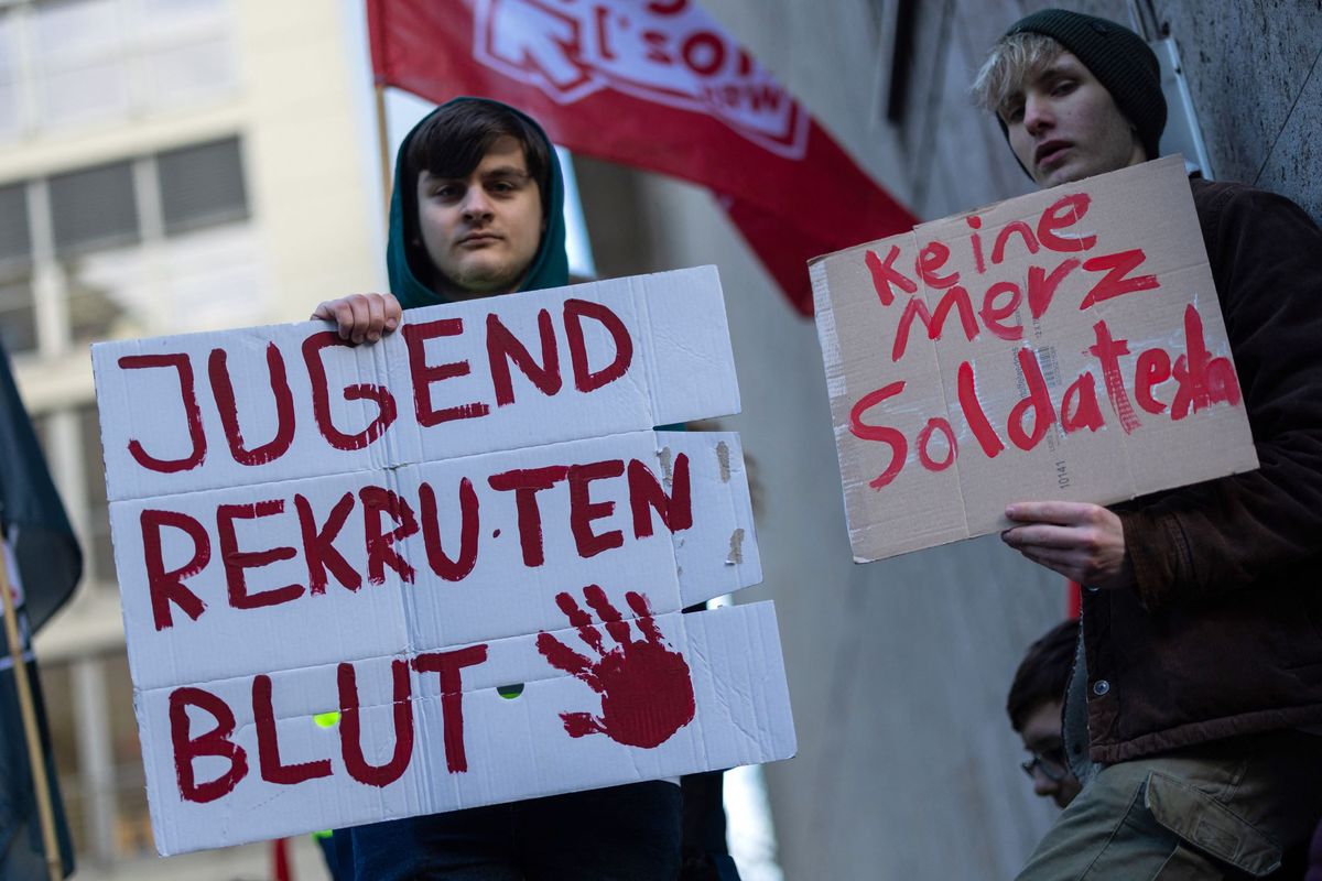 Diákok tüntetnek egy kölni gimnázium előtt