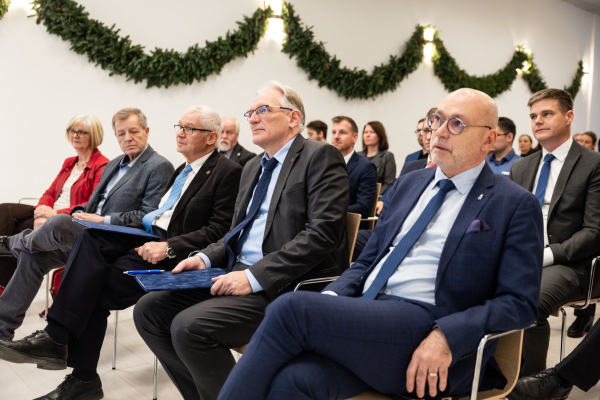 Az Alapvető Jogok Biztosa és a Nemzeti Adatvédelmi és Információszabadság Hatóság elnöke tisztelettel meghívja Önt az Emberi Jogok Világnapja alkalmából a Véleménynyilvánítás szabadsága, kontra emberi méltóság – eldurvult közbeszédünk dilemmái címmel rendezett konferenciára!