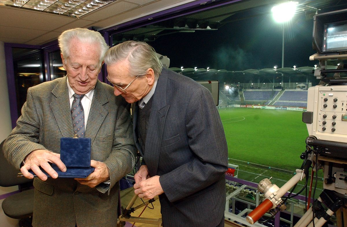 Budapest, 2001. november 14. 
Sajtótájékoztatót tartottak a stadionrekonstrukciós program keretében elsõként felújított a Megyeri úti sportcentrumban. A sajtótájékoztatón Deutsch Tamás ifjúsági és sportminiszter átadta Baróti Lajos mesteredzõnek a Nemzeti Labdarúgó Akadémia Tanácsadó Testületébe szóló kinevezési oklevelet. A képen: Baróti Lajos (b) és Grosics Gyula egykori labdarúgó, a háttérben a felújított stadion. 
MTI Fotó: Koszticsák Szilárd
