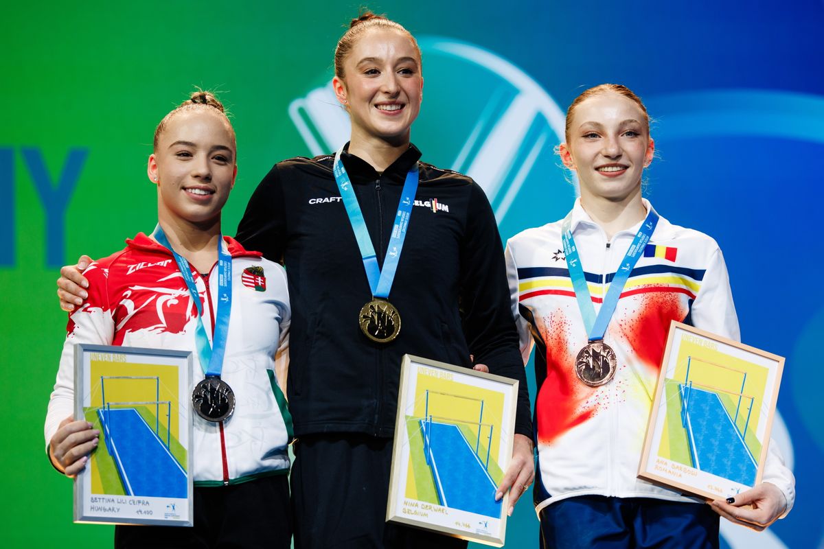 Lipcse, 2025. május 31.
Az ezüstérmes Czifra Bettina Lili, az aranyérmes belga Nina Derwael és a román Ana Barbosu (b-j) a tornászok lipcsei Európa-bajnoksága női egyéni felemáskorlátjának eredményhirdetésén 2025. május 30-án.
MTI/EPA/Clemens Bilan
