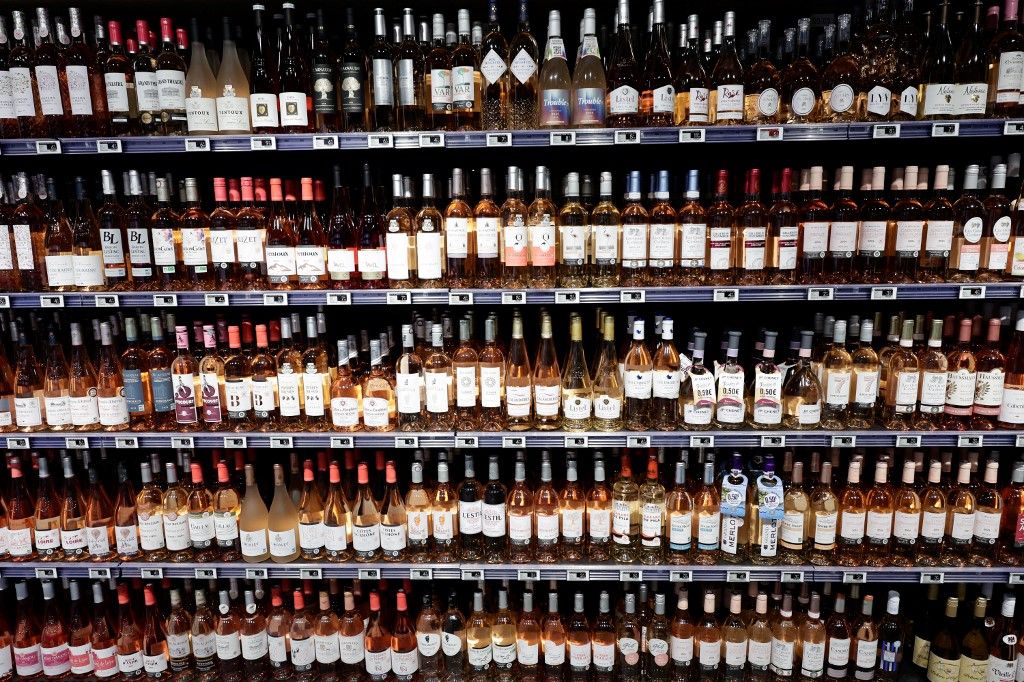 This photograph shows bottles of rose wine on display in an Intermarche supermarket during a visit of France's Minister of Labor, Health, Solidarities and Families in Paris on September 5, 2025. (Photo by STEPHANE DE SAKUTIN / AFP), borfogyasztás