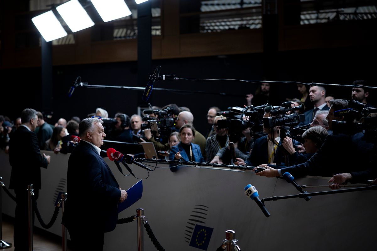 A Miniszterelnöki Kommunikációs Főosztály által közreadott képen Orbán Viktor miniszterelnök (b2) nyilatkozik a sajtó képviselőinek az uniós tagállamok csúcstalálkozója után Brüsszelben 2025. december 19-én hajnalban. MTI/Miniszterelnöki Kommunikációs Főosztály/Fischer Zoltán