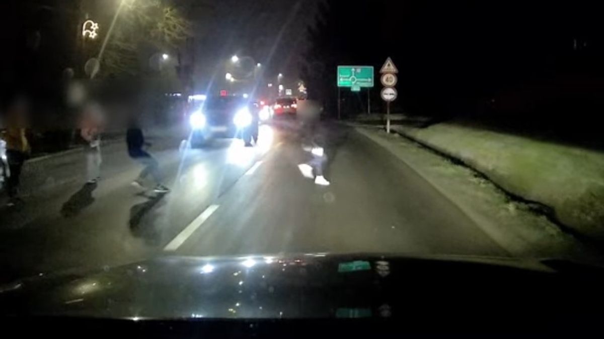 Átfutott a gyerek az úton, kevésen múlt a tragédia Solymáron + videó