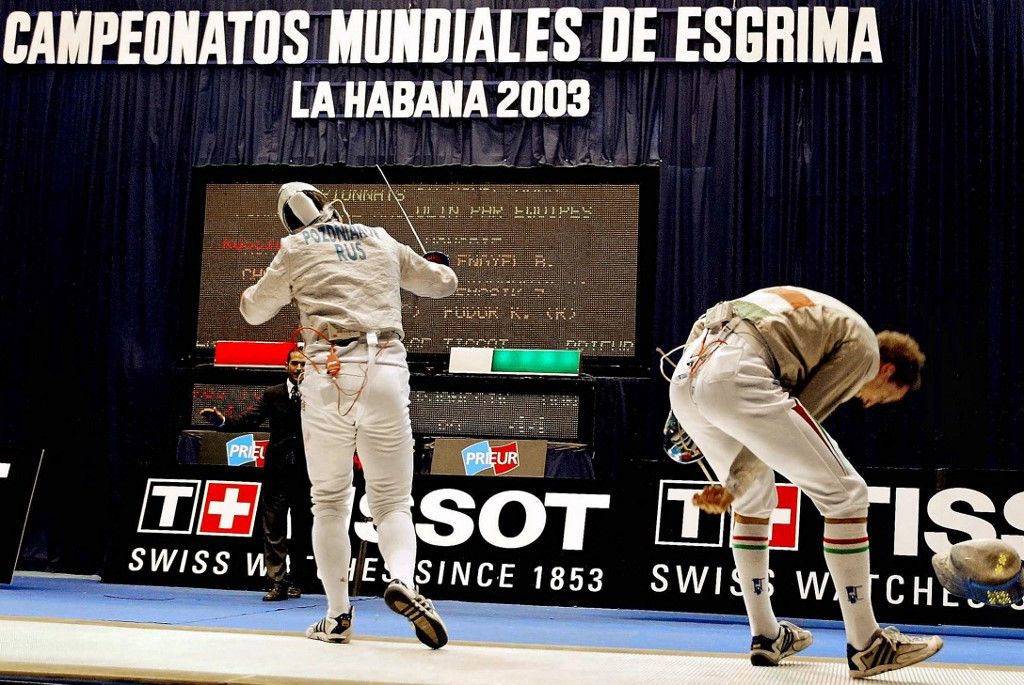 Hungarian fencer  D. Ferjancsik (R) reacts on the judge decision during the men's sabre final match at the Fencing World Championhip in Havana. Russia's team defeated Hungary 45-44.       AFP PHOTO/ADALBERTO ROQUE (Photo by ADALBERTO ROQUE / AFP)