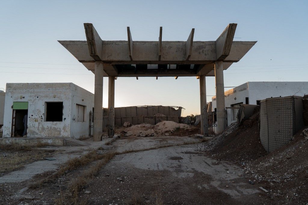 Az amerikai haderő több tucat, az Iszlám Állam terrorszervezethez tartozó célpont ellen hajtott végre csapásokat Szíriában. A képen: a Lafarge gyár egykori hivatalos bejárata homokzsákokkal eltorlaszolva, miután a gyárat az ISIS elfoglalta Fotó: ANGELINE DESDEVISES / Hans Lucas