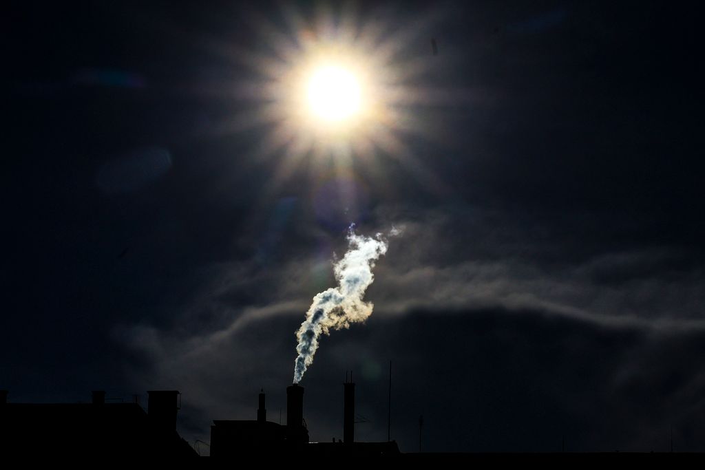 Kéményfüst ellenfényben
