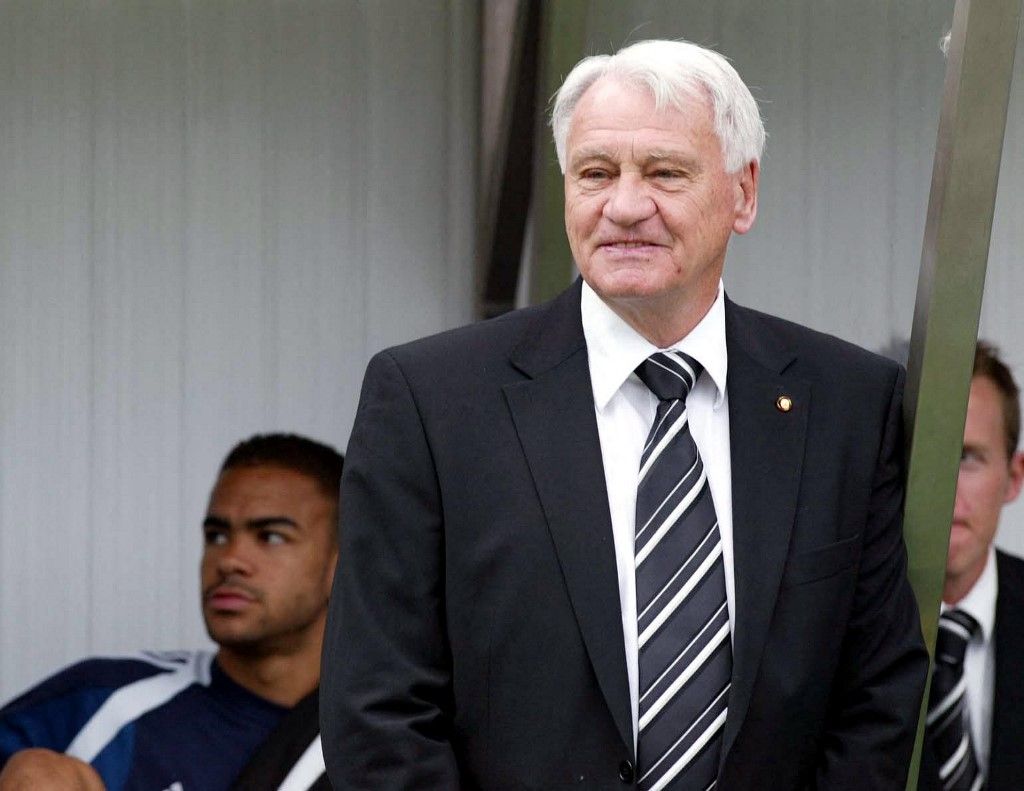 Newcastle manager Bobby Robson (C) is pictured next to Newcastle midfielder Kieron Dyer (L) prior to the match Newcastle United vs Tottenham Hotspur at St. James Park in Newcastle 21 August 2004. Dyer apologized 19 August for his refusal to play where manager Bobby Robson wanted him to in last Saturday's 2-2 English Premiership draw with Middlesbrough.   AFP PHOTO   MARTYN HARRISON --  UK OUT ONLY (Photo by MARTYN HARRISON / BLADES SPORTS PHOTOGRAPHY / AFP)