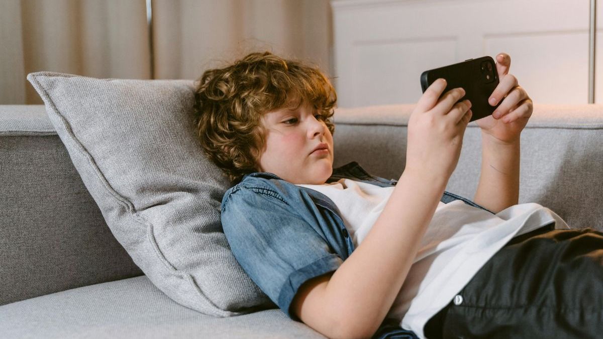 Figyelem, önkontroll, fejlődés – mit tesz a mobiltelefon a gyerekekkel?