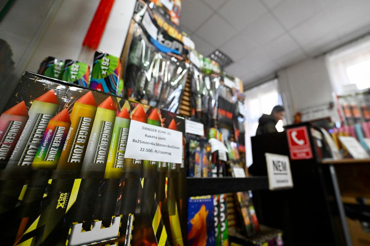 Budapest, 2025. december 29.
Pirotechnikai termékeket, tűzijátékokat forgalmazó budapesti árusítóhely 2025. december 29-én. Budapesten tilos a 2. és 3. pirotechnikai osztályba tartozó tűzijátékterméket felhasználni december 31-én 20 óra előtt, valamint január 1-jén 2 óra után, védett övezetben december 31-én és január 1-jén egész nap.
MTI/Hegedüs Róbert