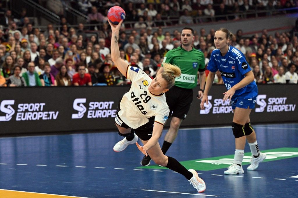 A női kézilabda-világbajnokság egyik nagy sztárja, Antje Döll civilben rendőr és bűnözőkre vadászik