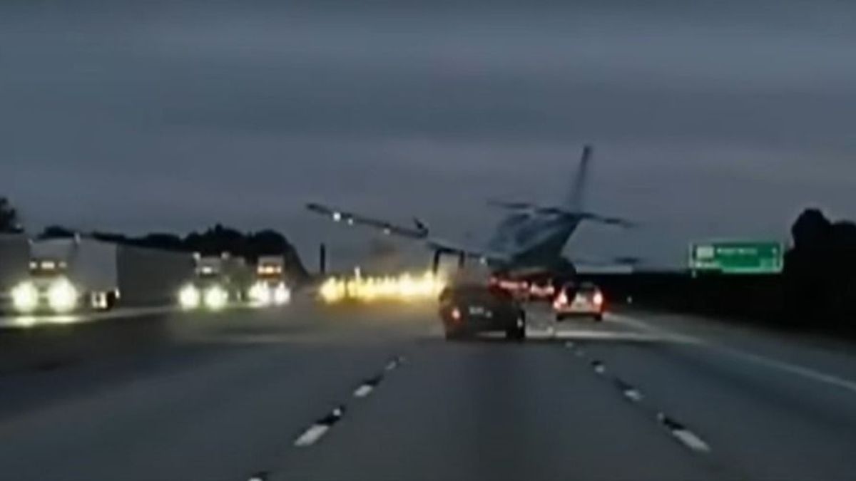 Békésen ment haza az autópályán, amikor hirtelen egy repülő landolt az autóján + videó