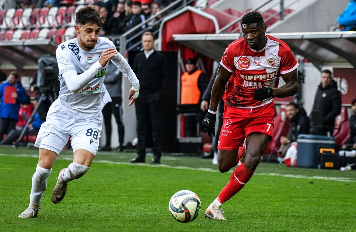 A Nyíregyháza nem nírt Acolatse (jobbra) gyorsaságával. Bódog Tamás szerint gyerekfoci, amit a játékosai mutatnak