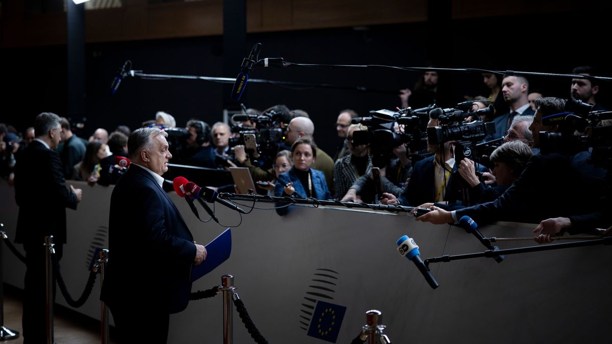 A Miniszterelnöki Kommunikációs Főosztály által közreadott képen Orbán Viktor miniszterelnök (b2) nyilatkozik a sajtó képviselőinek az uniós tagállamok csúcstalálkozója után Brüsszelben 2025. december 19-én hajnalban (Fotó:MTI/Miniszterelnöki Kommunikációs Főosztály/Fischer Zoltán)