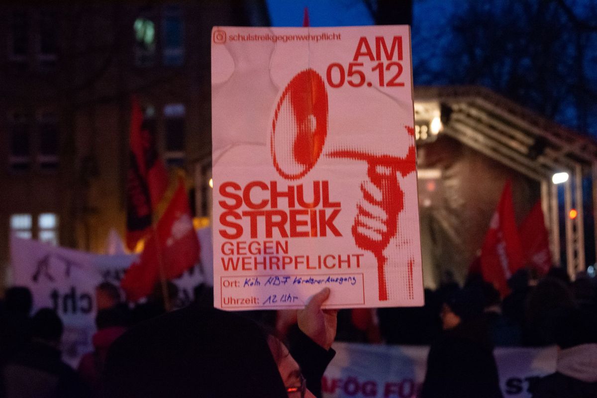 Több tucatnyi diák tüntetett Kölnben 2025. december 4-én, egy nappal a sorkötelezettség elleni országos sztrájk 