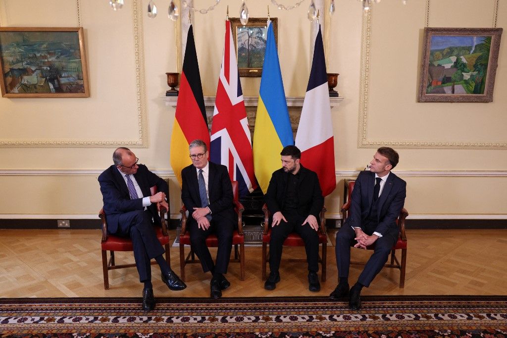 (L-R) Germany's Chancellor Friedrich Merz, Britain's Prime Minister Keir Starmer, Ukraine's President Volodymyr Zelensky and France's President Emmanuel Macron sit down ahead of a meeting inside 10 Downing Street in central London on December 8, 2025. (Photo by Adrian DENNIS / POOL / AFP)