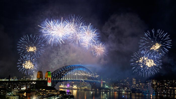 Szilveszter Ausztráliában - Tűzijátékok petárdái robbannak az ausztrál nagyváros, Sydney kikötőjében, az operaház és a Harbour híd fölött szilveszter éjszakáján.