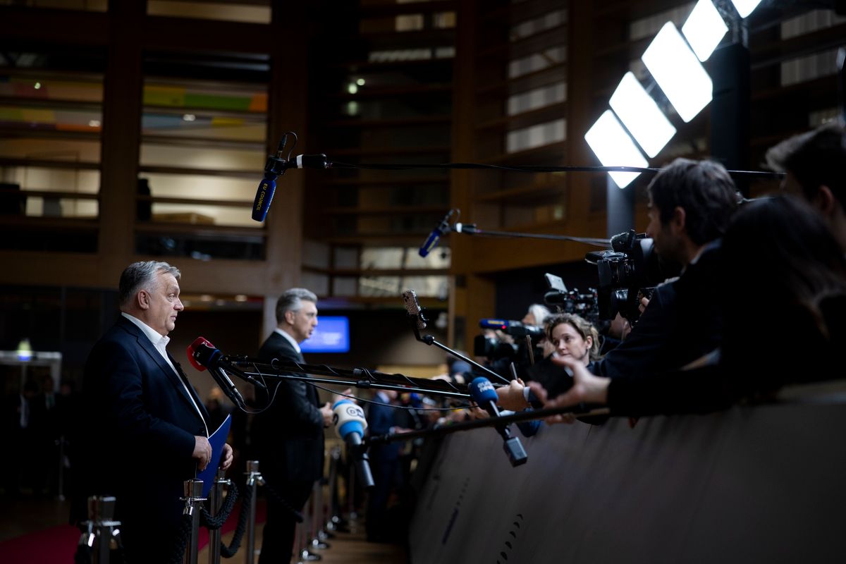 A Miniszterelnöki Kommunikációs Főosztály által közreadott képen Orbán Viktor miniszterelnök (b) nyilatkozik a sajtó képviselőinek az uniós tagállamok csúcstalálkozója után Brüsszelben 2025. december 19-én hajnalban. MTI/Miniszterelnöki Kommunikációs Főosztály/Fischer Zoltán