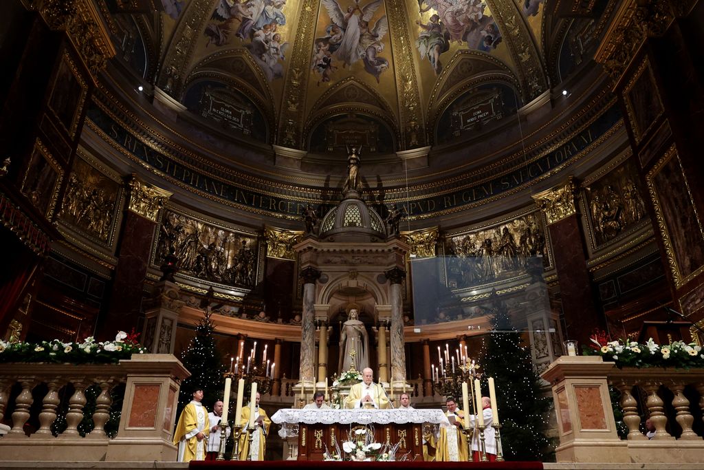 Erdő Péter karácsonyi éjféli szentmisét celebrált a Szent István-bazilikában