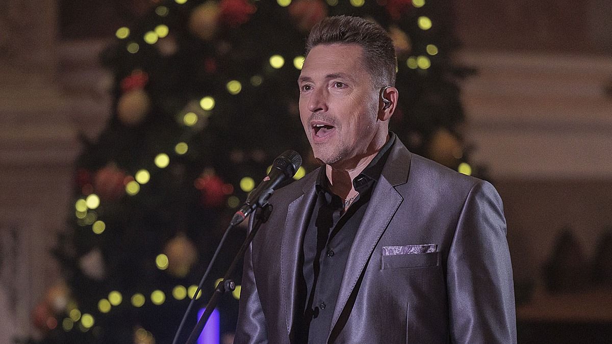 Ezt látnia kell: Ákos különleges karácsonyi dalokat énekel az ország legszebb templomaiban