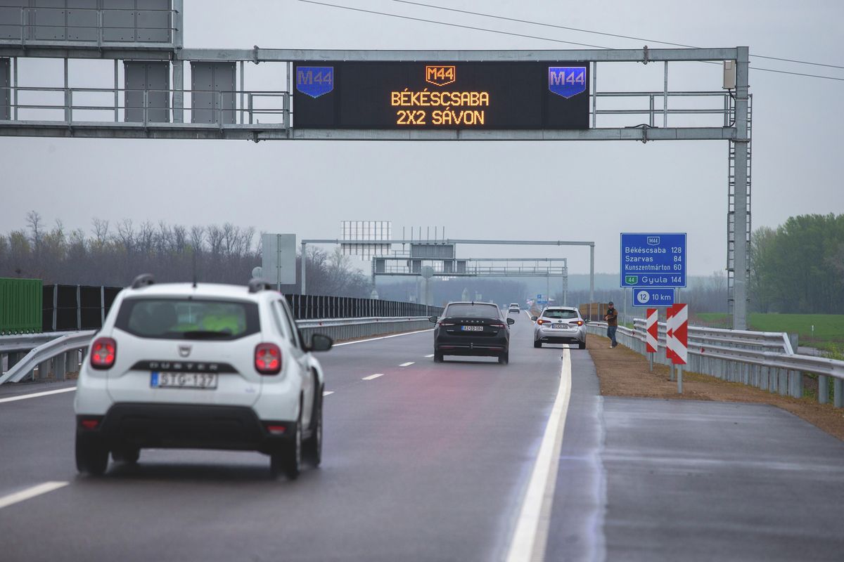 20250415 Kecskemét

Átadták az M44 újabb, az M5 autópálya és Szentkirály közötti szakaszát. Az M44-es Kecskemét közelében megtartott ünnepélyes átadóján beszédet mondott Orbán Viktor miniszterelnök és Lezsák Sándor, az országgyűlés alelnöke, országgyűlési képviselő.

Fotó: Bús Csaba BCS Petőfi Népe