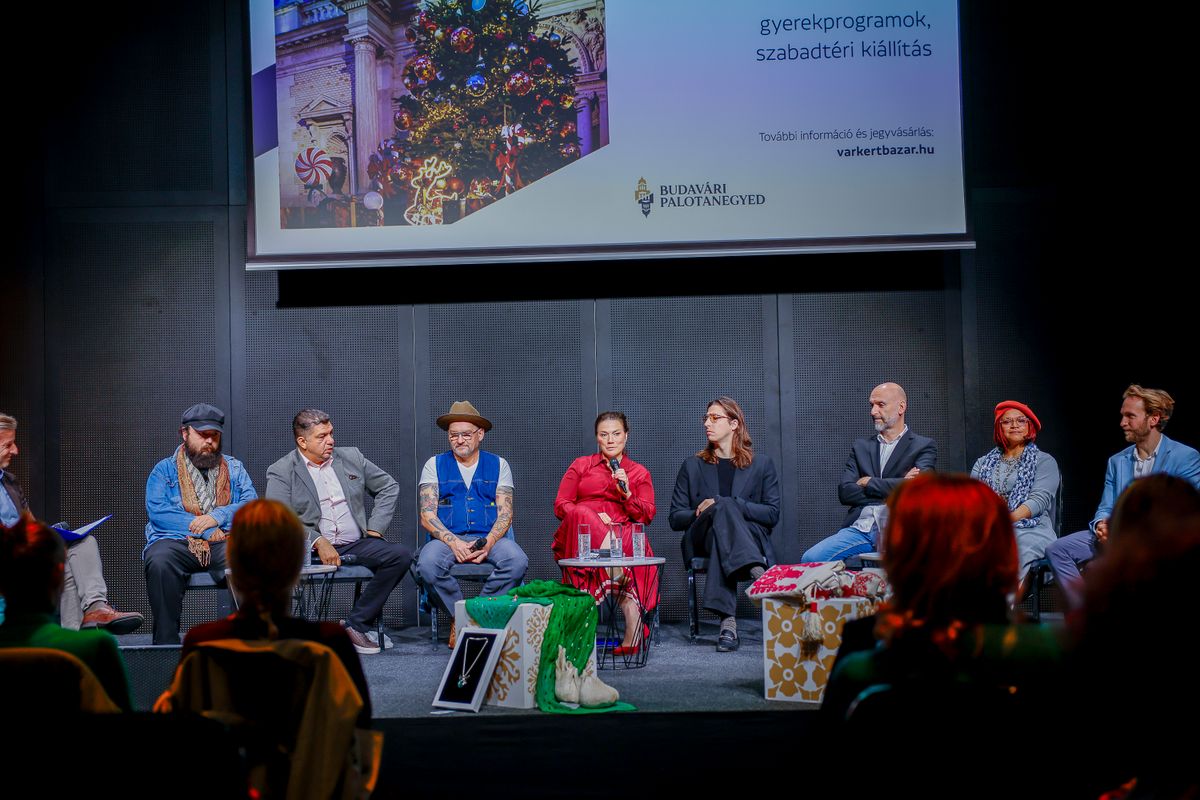 20251111 Budapest
Advent a Budavári Palotanegyedben című sajtótájékoztató, ahol a karácsonyi ünnepkörhöz kapcsolódó programkínálatot mutatták be.
Fotó: Csudai Sándor (CSS)
MW
képen: Szebényi Dániel billentyűs-énekes, Farkas Róbert a Budapest Bár vezetője, Ferenczi György szájharmonika-művész, Sikota Krisztina, a Várkapitányság turisztikai, kulturális és kommunikációs vezérigazgató-helyettese, Vitáris Iván, az Ivan & The Parazol frontembere, Fekete-Kovács Kornél trombitaművész, Sena Dagadu énekesnő, Bubnó Lőrinc a Szent Efrém Férfikar vezetője