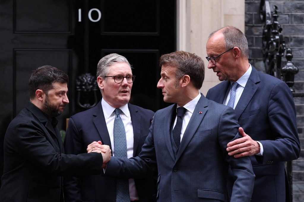 (L-R) Ukraine's President Volodymyr Zelensky, Britain's Prime Minister Keir Starmer, France's President Emmanuel Macron and Germany's Chancellor Friedrich Merz chat on the 10 Downing Street doorstep after a meeting in central London on December 8, 2025. (Photo by Adrian DENNIS / POOL / AFP)