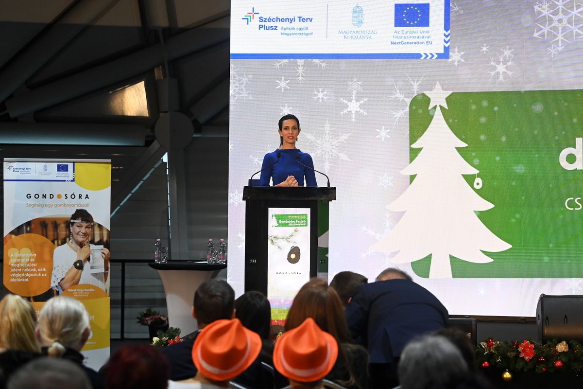 Budapest, 2025. december 16.
Koncz Zsófia, a Kulturális és Innovációs Minisztérium családokért felelős államtitkára beszédet mond a Gondosóra program sajtónyilvános projektzáró eseményén a budapesti Bálna Honvédelmi Központban 2025. december 16-án.
MTI/Soós Lajos