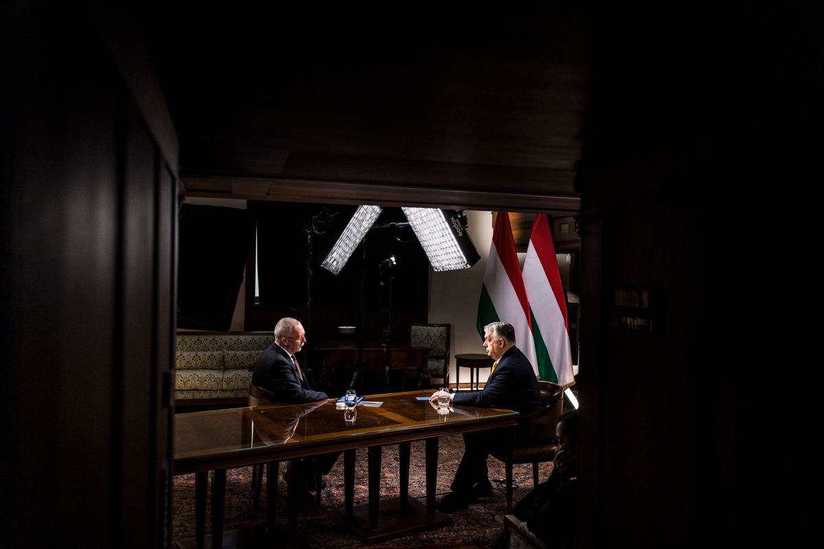 Budapest, 2025. december 31.
A Miniszterelnöki Kommunikációs Főosztály által közreadott képen Orbán Viktor miniszterelnök (j) évzáró interjút ad az M1 aktuális csatornának a Karmelita kolostorban 2025. december 31-én. Balról Gulyás István műsorvezető.
MTI/Miniszterelnöki Kommunikációs Főosztály/Kaiser Ákos