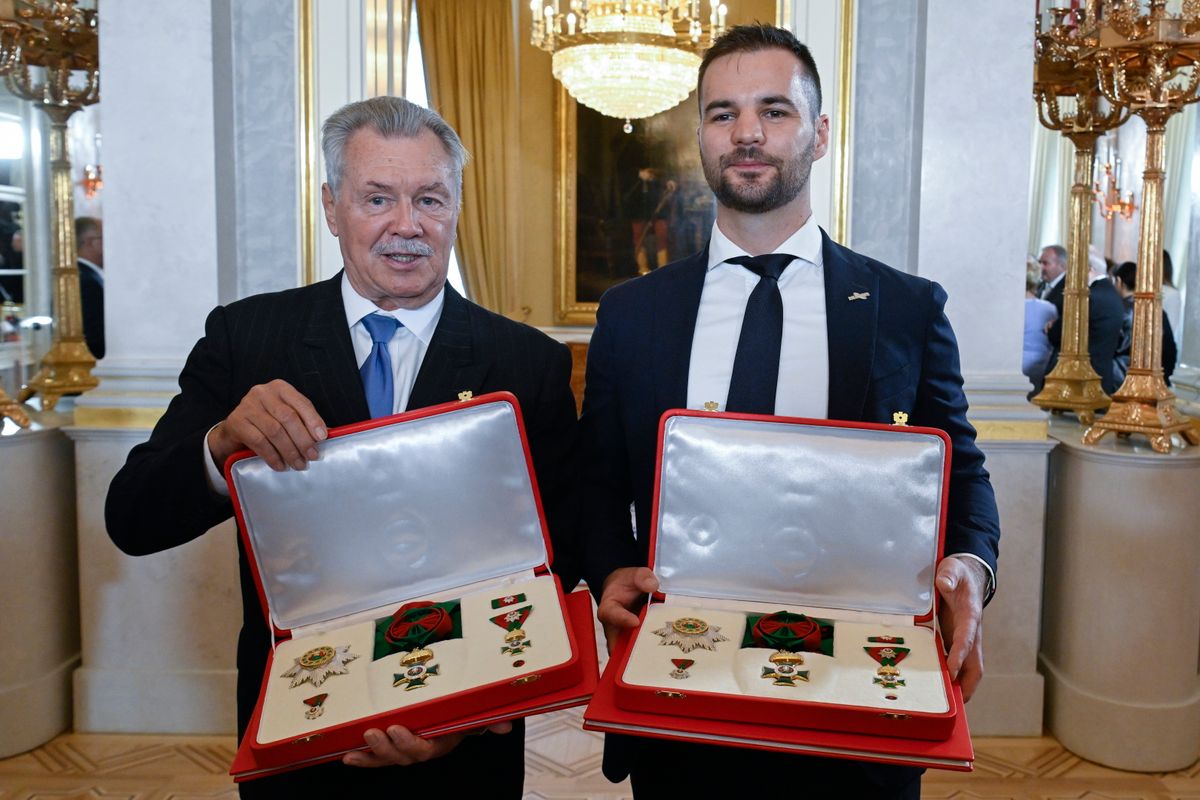 Budapest, 2025. augusztus 20.
A Magyar Szent István Rend kitüntetéssel elismert Farkas Bertalan, a HUNOR Magyar Űrhajós Program tanácsadója, nyugállományú dandártábornok, vadászpilóta, kutatóűrhajós (b) és Kapu Tibor, a HUNOR Magyar Űrhajós Program kutatóűrhajósa (j), miután átvették az elismerést Sulyok Tamás köztársasági elnöktől az államalapítás és Szent István király ünnepén a Sándor-palotában 2025. augusztus 20-án.
MTI/Koszticsák Szilárd