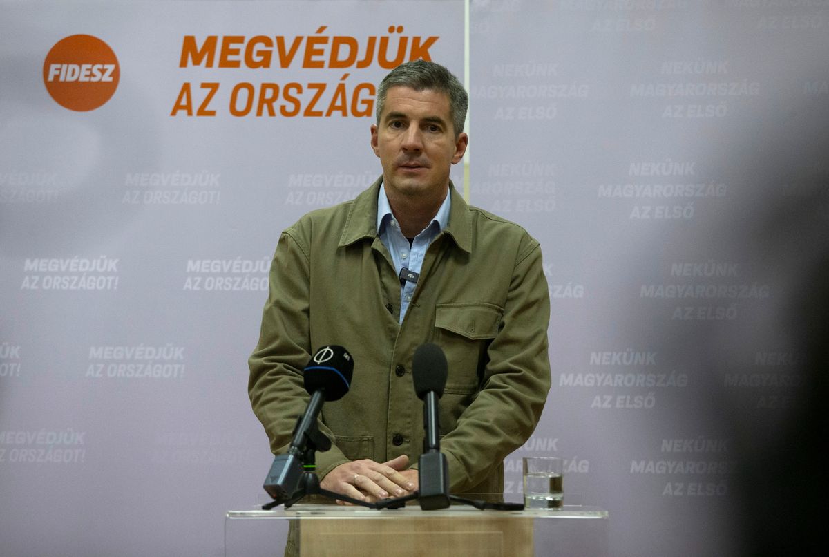 Kecskemét, 2025. november 4.
Kocsis Máté, a Fidesz parlamenti frakcióvezetője sajtótájékoztatót tart a Fidesz és a KDNP országjárása keretében tartott kecskeméti lakossági fórum előtt 2025. május 12-én.
MTI/Bús Csaba