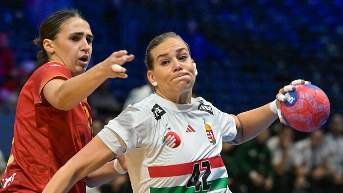 Klujber Katrin, a magyar válogatott csapatkapitánya hét gólt dobott Románia ellen a női kézilabda-vb középdöntőjébeb, és kiemelte Janurik Kinga szerepét