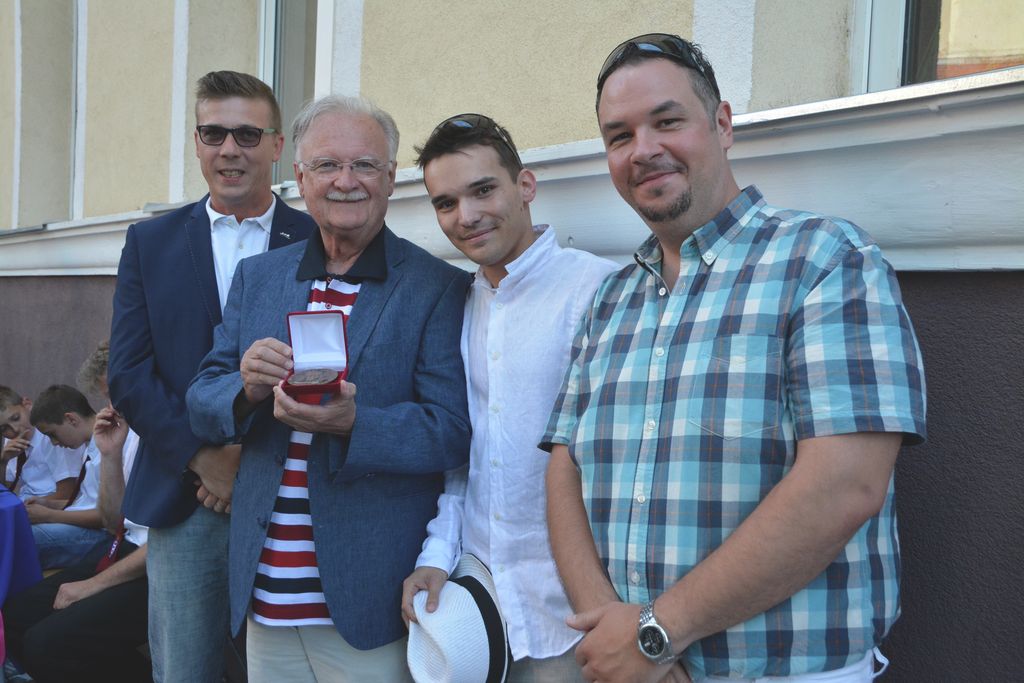 Automatikusan generált description