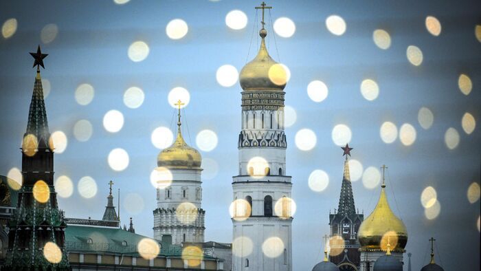 A Kreml épülete karácsonyi fényeken keresztül Moszkvában