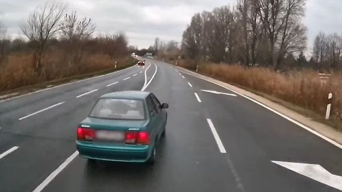 Ez történik, ha egy 40 tonnás kamion elé kifordul egy lassú autó + videó