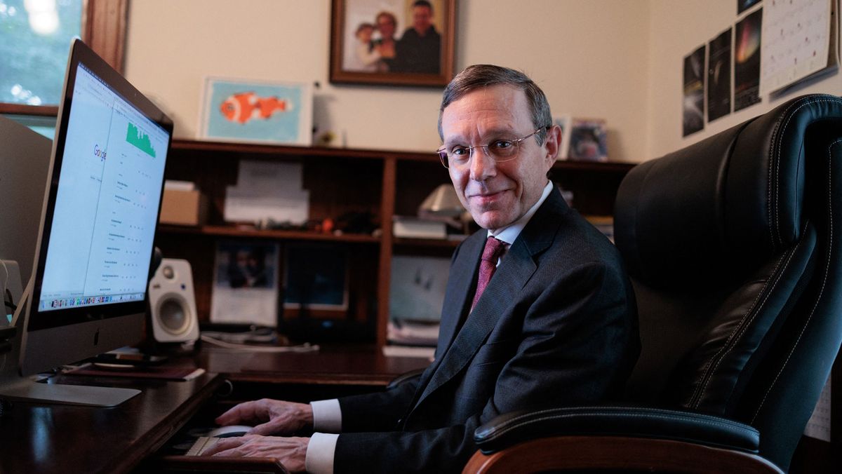 Lugas
LEXINGTON, MA, USA - AUGUST 8: Abraham 'Avi' Loeb, a Harvard University astrophysicist who spent two weeks scouring the bottom of the Pacific Ocean for fragments of a meteorite that fell off the coast of Papua New Guinea in 2014, poses for a photo during exclusive interview at his home in Lexington, Massachusetts, United States on August 8, 2023. Abraham 'Avi' Loeb claims that the meteorite fragments recovered from the ocean floor could belong to a spacecraft. Anibal Martel / Anadolu Agency (Photo by Anibal Martel / ANADOLU AGENCY / Anadolu via AFP)
