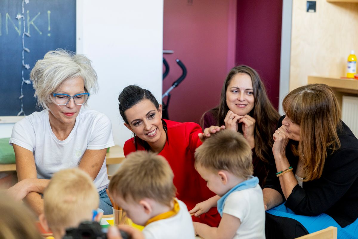 2025107 Budapest
Fogyatékossággal élő gyermeket nevelő egyszülős családoknak nyílt fejlesztőközpont.
Fotó: Csudai Sándor (CSS)
MW
képen: Koncz Zsófia, a Kulturális és Innovációs Minisztérium családokért felelős államtitkára (k)